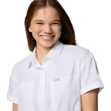 Camisa de manga corta Columbia, diseñada para actividades al aire libre, confeccionada en tejido técnico con tecnología de protección solar y absorción de humedad. Presenta cuello clásico, cierre frontal con botones, dos bolsillos frontales funcionales y un diseño transpirable.