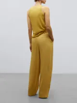 Pantalón de corte recto con pinzas frontales, bolsillos laterales inclinados y cintura sastre con elástico interior.
