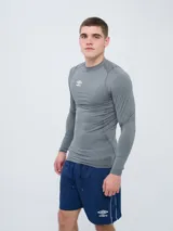 Remera térmica deportiva Umbro de manga larga y cuello redondo, en color azul marino, con logo de la marca estampado en el pecho.