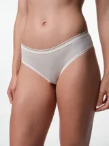 Bombacha de tiro medio confeccionada en tela punto rib acanalada, con elástico aplicado en cintura y piernas. Cuenta con fundillo de algodón.