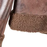 Campera tipo aviador de cuero sintético marrón con interior y detalles en corderito sintético al tono. Presenta cierre frontal, cuello solapa amplio y puños con borde de corderito.