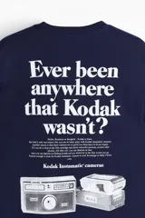 Remera de algodón de corte holgado con cuello redondo acanalado y mangas cortas. Presenta un pequeño logo estampado de Kodak en el pecho.