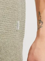 Polo de manga corta confeccionado en tejido de punto estructurado con textura sutil. Presenta cuello clásico, cierre frontal con botones y ajuste regular.