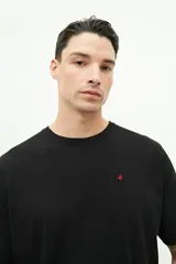 Remera azul marino de manga corta con logo bordado en el pecho. Corte clásico.