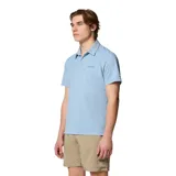 Remera polo de manga corta Columbia, color celeste, con cuello clásico y cierre frontal de botones. Presenta un diseño de tejido técnico con tecnología Omni-Wick para mayor transpirabilidad y elasticidad.