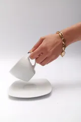 Pulsera dorada con eslabones en forma de conchas marinas.