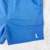 Short deportivo azul con cintura elástica y cordón ajustable.
