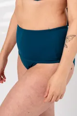 Bombacha de bikini de tiro alto color azul, con faja reductora en la zona abdominal.