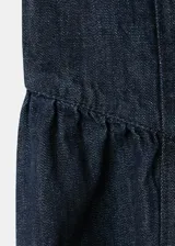Vestido midi de denim azul oscuro, sin mangas, con escote palabra de honor y silueta envasé.