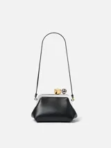 Cartera de cuero negro tipo sobre, con silueta abombada y marco metálico superior. Cuenta con broche de pinza decorado con una esfera plateada y un cubo dorado, correa fina desmontable y forro interior con tarjetero.