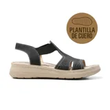 Sandalia casual negra con plantilla de cuero, suela beige y detalles troquelados.