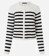 Cardigan de punto corto con diseño de rayas horizontales, cuello redondo, cierre frontal con botones y mangas largas con puños acanalados.