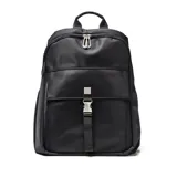 Mochila urbana de diseño minimalista en color negro, confeccionada en material textil resistente. Cuenta con un compartimento principal con cierre, un bolsillo frontal con solapa y cierre de hebilla metálica, y un asa superior reforzada.