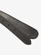 Cinturón de cuero color marrón, de ancho medio, con hebilla doble de metal envejecido con forma de eslabones entrelazados.