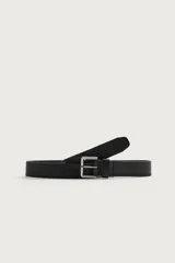 Cinturón de cuero negro con efecto vintage, costuras laterales a tono y hebilla metálica rectangular con acabado plateado envejecido.