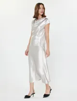 Falda midi de satén color plateado, con cintura elastizada.