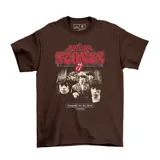 Remera de algodón color marrón con estampa frontal de la banda The Rolling Stones, incluyendo el logo clásico de la lengua y una fotografía vintage de los integrantes con la inscripción Sympathy for the Devil.