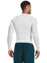 Remera de compresión de manga larga Under Armour, confeccionada en tejido HeatGear ultraligero que absorbe el sudor y se seca rápidamente. Presenta un diseño ergonómico con mangas raglán híbridas y paneles de malla estratégicos en axilas y espalda para mayor ventilación.
