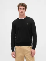 Buzo de tejido de punto color negro, con cuello redondo y un pequeño logo bordado en el pecho.