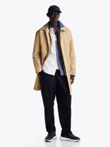 Zapatillas Tommy Hilfiger de running, color azul marino, con exterior de punto y poliéster, suela de goma blanca y detalles distintivos de la marca en el talón.