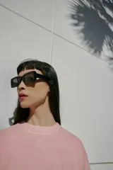 Jersey de punto liso con cuello redondo y manga larga, con detalle de costura en forma de V en el cuello.