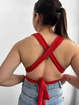 Top negro con escote halter y tiras cruzadas en el abdomen.