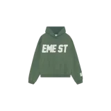 Hoodie oversize de Eme Studios modelo Class 3A Forest, color verde militar con capucha y bolsillo tipo canguro. Presenta un estampado frontal con letras grandes en color blanco y una etiqueta decorativa en el puño.