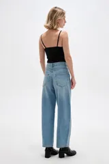 Pantalón jean de tiro alto, corte ancho y diseño relajado, color azul claro.