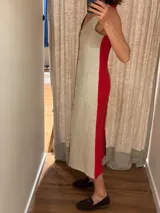 Vestido midi de lino con diseño bicolor dividido en tonos beige y marrón, escote en V, sin mangas y corte holgado con bolsillos laterales.