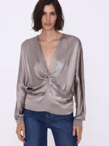 Remera color visón con escote en V cruzado y mangas largas.