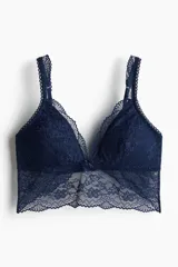 Bralette de encaje azul marino con copas con relleno extraíble, breteles ajustables y ribete ancho de encaje en el bajo.