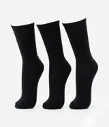 Kit de tres pares de medias de caña larga, confeccionadas en tejido de algodón con textura de toalla, ideales para uso deportivo o casual.