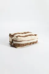 Necessaire rectangular con diseño de rayas horizontales en tonos beige y marrón, confeccionado en tejido con textura. Cuenta con cierre perimetral y tirador metálico.