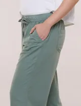 Pantalón de lino de calce holgado y caída ligera, con estampado de rayas verticales en tonos celestes y blancos. Cuenta con cintura elastizada fruncida con cordón ajustable al frente, bolsillos laterales y pierna recta.