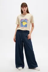 Remera blanca de manga corta con cuello redondo y estampado frontal de inspiración veraniega con motivos italianos, limones y la leyenda Italia Amalfi Capri.