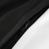 Pantalón Adidas modelo Adibreak, de color negro con paneles laterales blancos y las icónicas tres tiras de la marca. Cuenta con botones a presión en los laterales y corte holgado.
