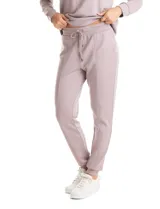 Conjunto de dos piezas compuesto por un buzo de cuello redondo con pespunte central y un pantalón tipo jogger con cintura elástica, lazo de ajuste y pespunte en las piernas. Confeccionado en tejido de tacto suave.