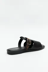 Sandalias bajas color crema, con suela acolchada y pequeño taco de 2cm. Capellada de símil cuero texturizado con tira en animal print y hebilla ajustable.