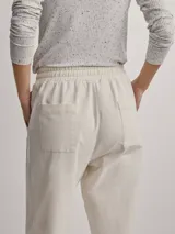 Pantalón jogger de sarga color beige, con cintura elástica ajustable con cordón y puños elásticos en los tobillos.