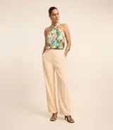 Pantalón de vestir color beige, de corte recto, con cintura alta y cierre tradicional con cremallera.