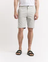 Bermuda de gabardina color verde medio, corte recto y largo a la rodilla.