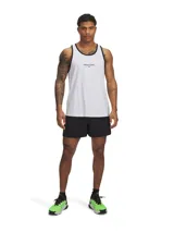 Musculosa deportiva blanca de la línea Project Rock, con cuello y sisas ribeteadas en negro. Logo de Project Rock estampado en el pecho.