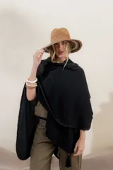 Ruana tejida en algodón color beige, con terminaciones de crochet color naranja. Diseño con mezcla de puntos y combinación de colores.