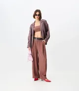 Pantalón wide leg de sastrería confeccionado en crepé, con tiro alto, pliegues frontales y caída recta. Incluye un cinturón de poliuretano con hebilla metálica y detalle de cadena.