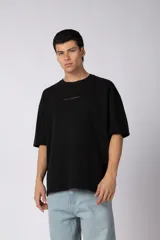 Remerón de corte oversized confeccionado en tejido rústico, color negro, con cuello redondo y estampa minimalista en el pecho.
