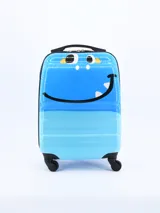 Valija rígida de cabina color azul con diseño de monstruo de un solo ojo. Tiene manija telescópica, asa superior y cuatro ruedas dobles.