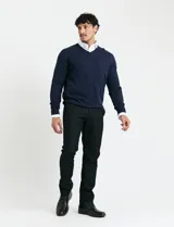 Sweater de punto color ladrillo con cuello en V y mangas largas.