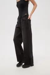 Pantalón de jean de corte recto y tiro medio, con ruedo ancho doblado y acabado lavado en color gris oscuro.