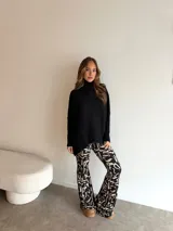 Pantalón tipo oxford de tiro alto con estampado abstracto de manchas orgánicas, confeccionado en tela de viscosa con caída fluida.