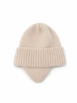 Gorro de lana tejido con diseño de orejeras integradas y borde acanalado.